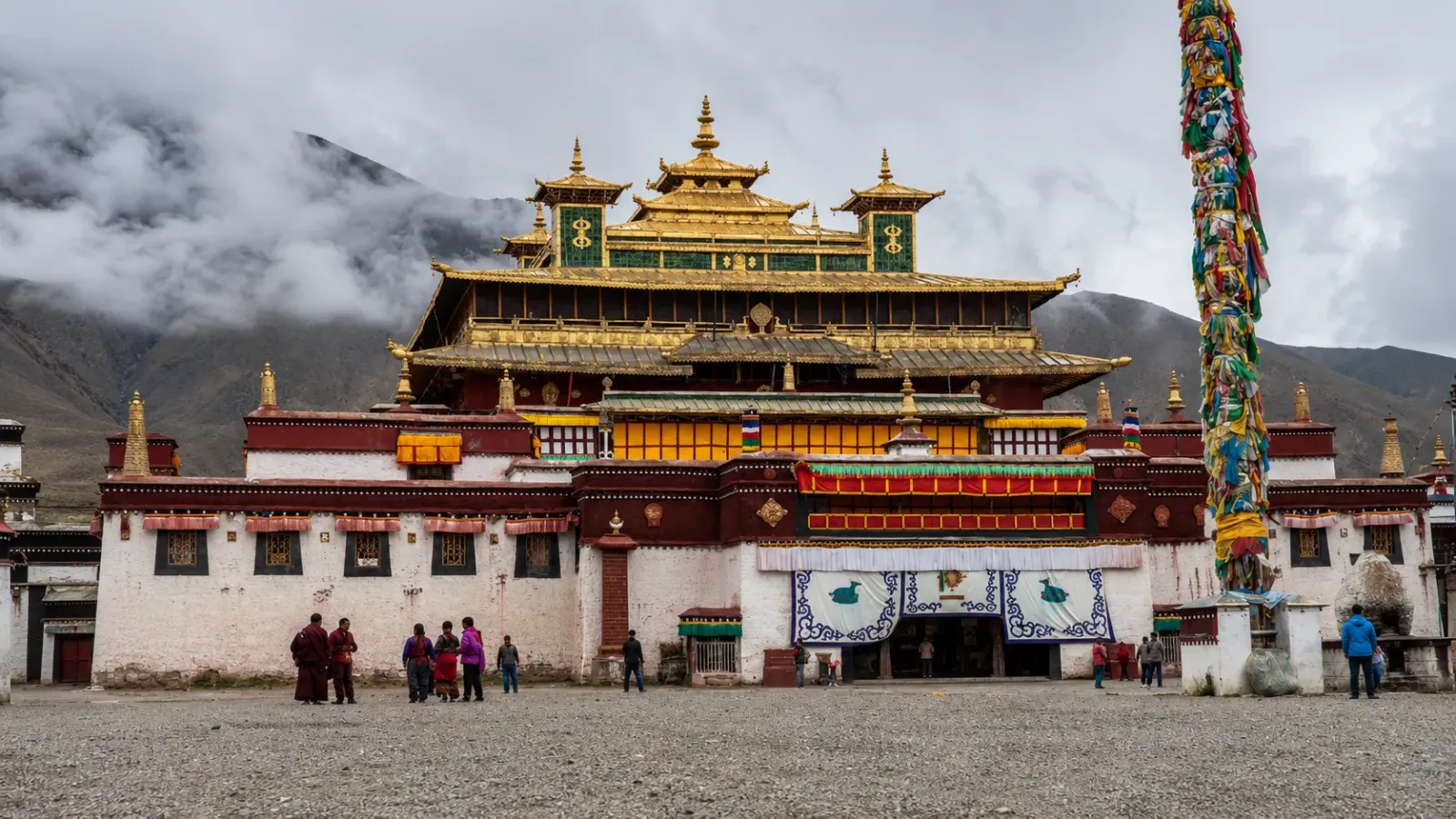 Tu viện Tashilhunpo tại thành phố Shigatse trong hành trình Tây Tạng