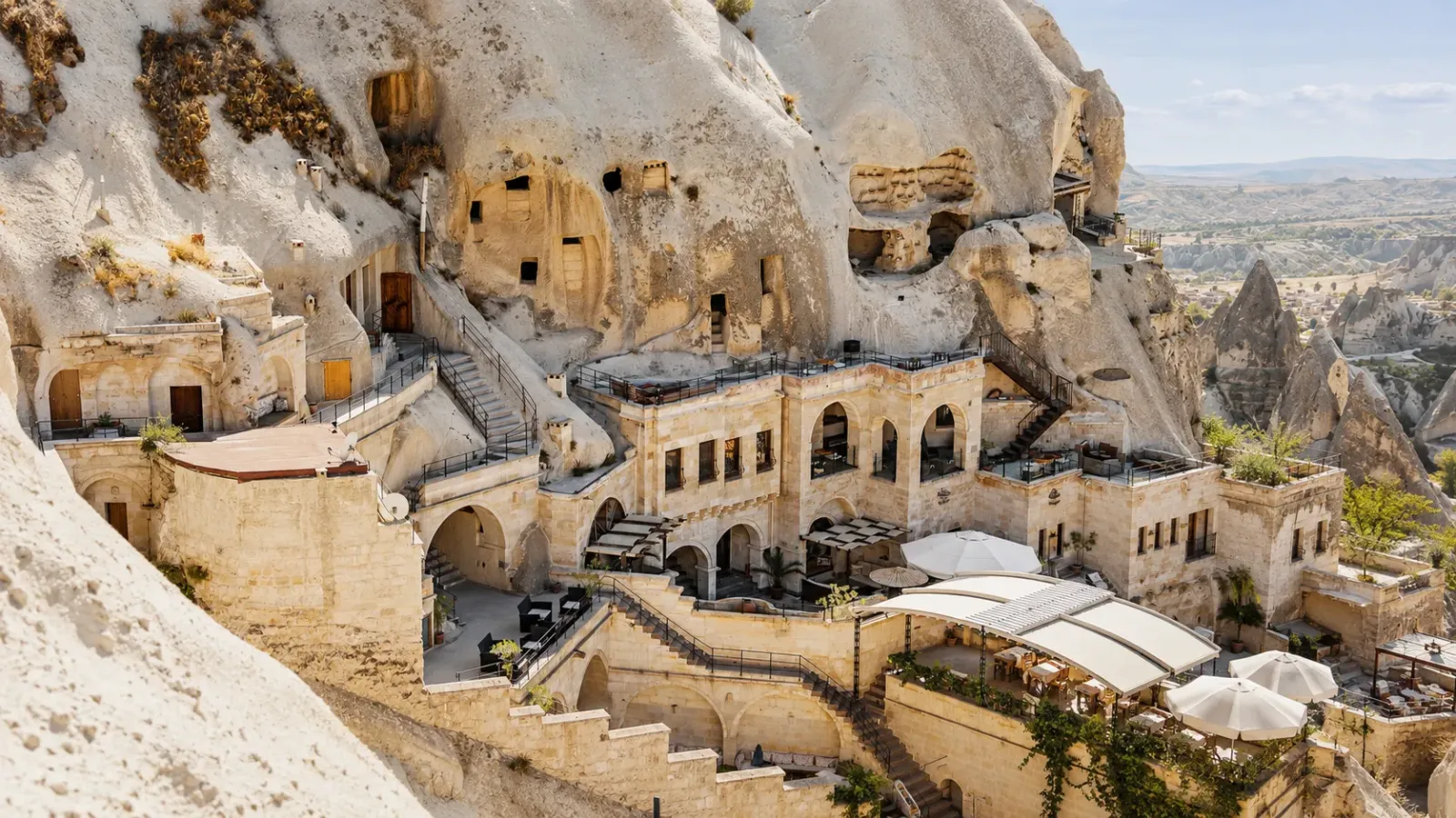 Khách sạn hang đá và quần thể đá ống khói tiên tại Cappadocia