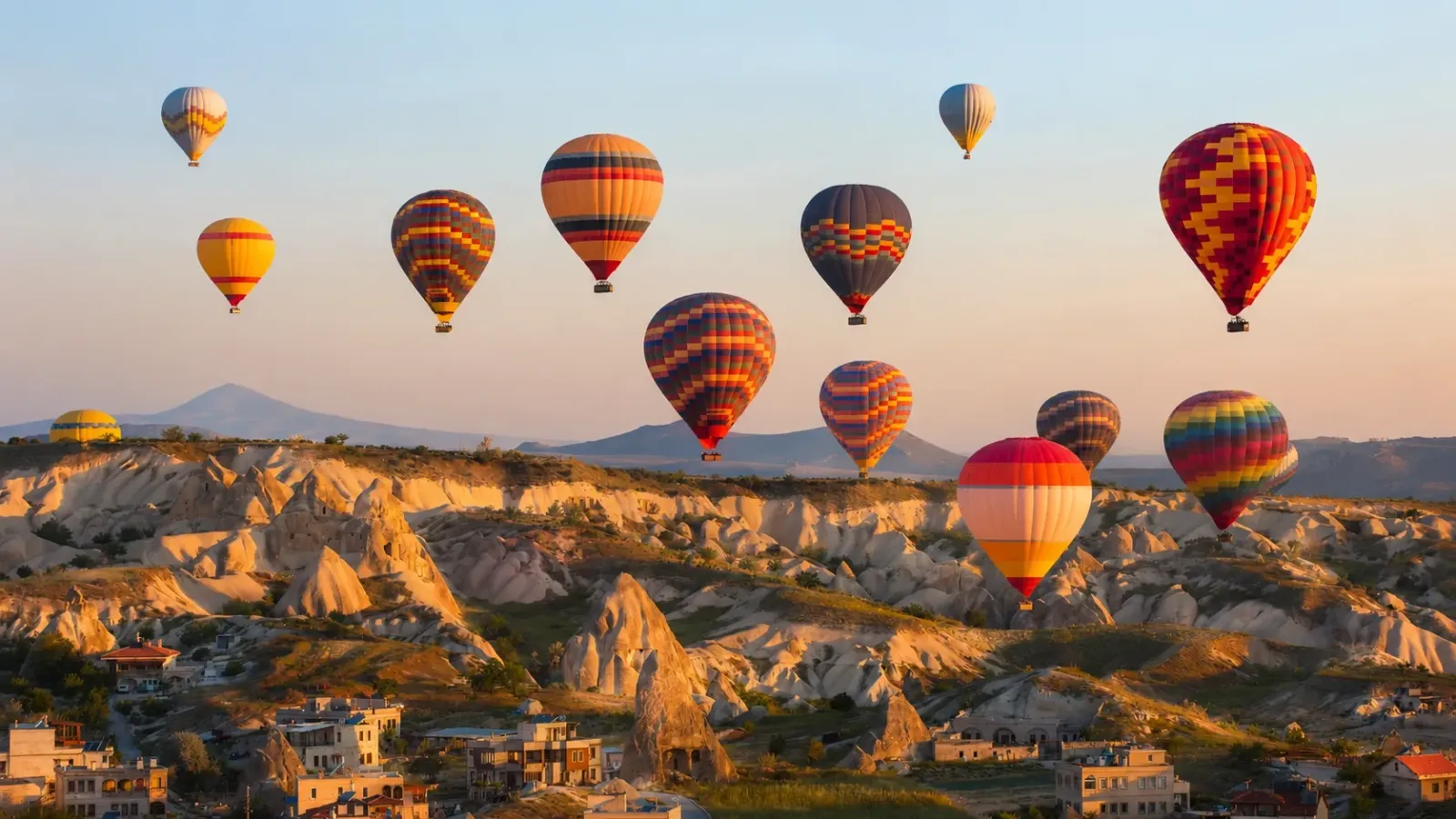 Khinh khí cầu bay trên thung lùng Cappadocia lúc bình minh tại Thổ Nhĩ Kỳ