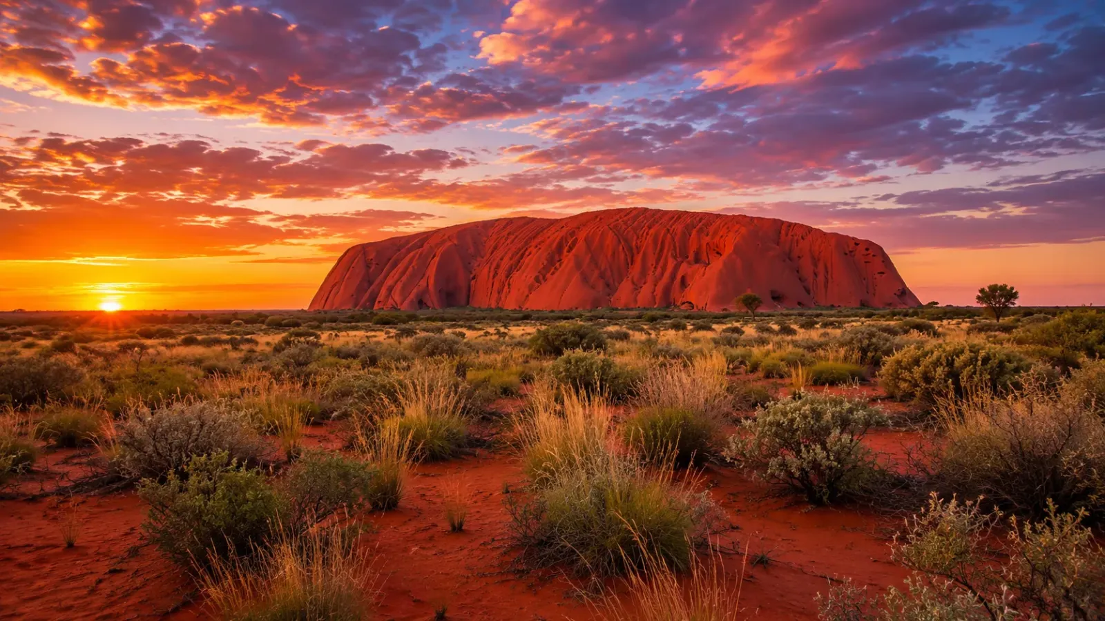 Khối đá Uluru trong ánh hoàng hôn tại vùng trung tâm nước Úc
