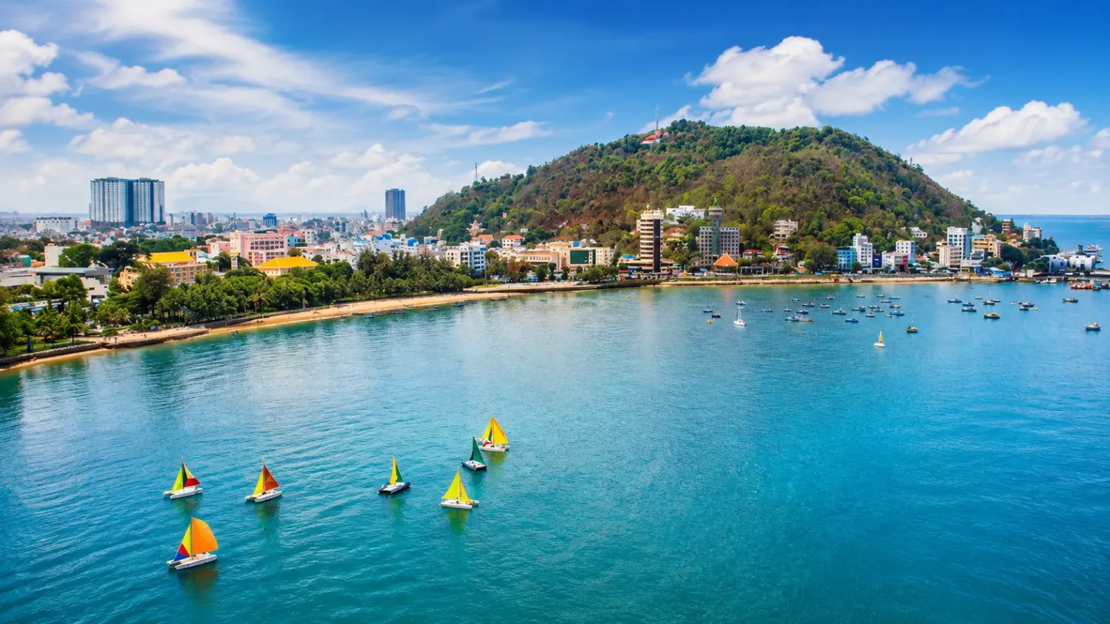Cảnh quan biển Vũng Tàu trong thời tiết thuận lợi cho hoạt động ngoài trời