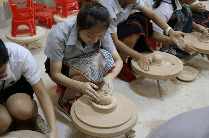 Thử tài làm gốm khi đến tham quan khu làng gốm Bát Tràng