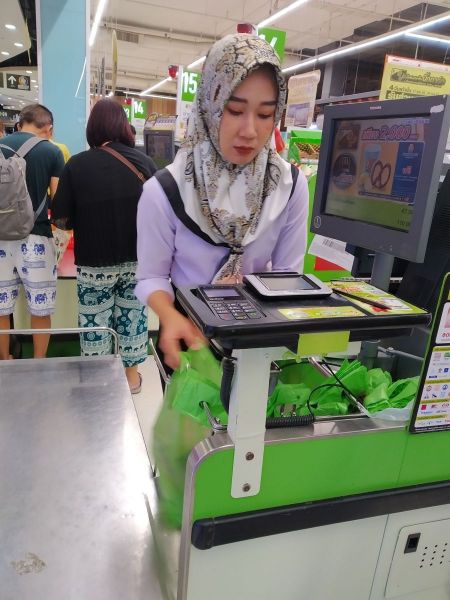 Nhân viên bán hàng Thái lịch sự và chuyên nghiệp