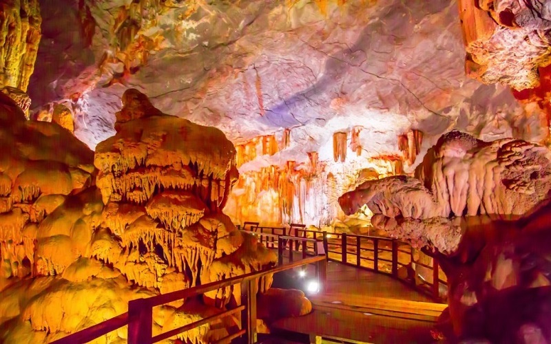 Vẻ đẹp của hang Sửng Sốt làm bao du khách ngạc nhiên khi đến tham quan