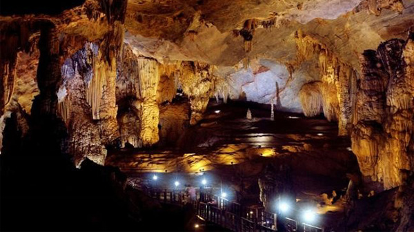 Hang Trinh Nữ là một trong những hang động độc đáo ở Vịnh Hạ Long