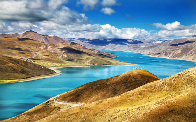 Khung cảnh thiên nhiên thơ mộng bên hồ nước thiêng Yamdrok