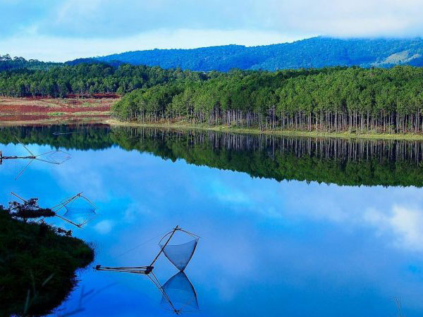 Hồ Tuyền Lâm với cảnh vật đẹp nên thơ