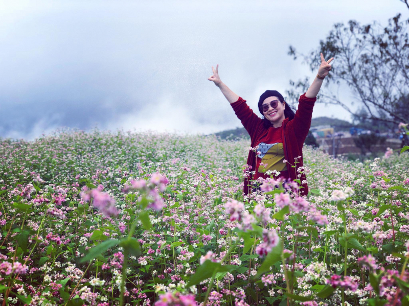 Khung cảnh tươi đẹp của mùa hoa tam giác mạch Đông Bắc ở làng văn hóa Lũng Cẩm