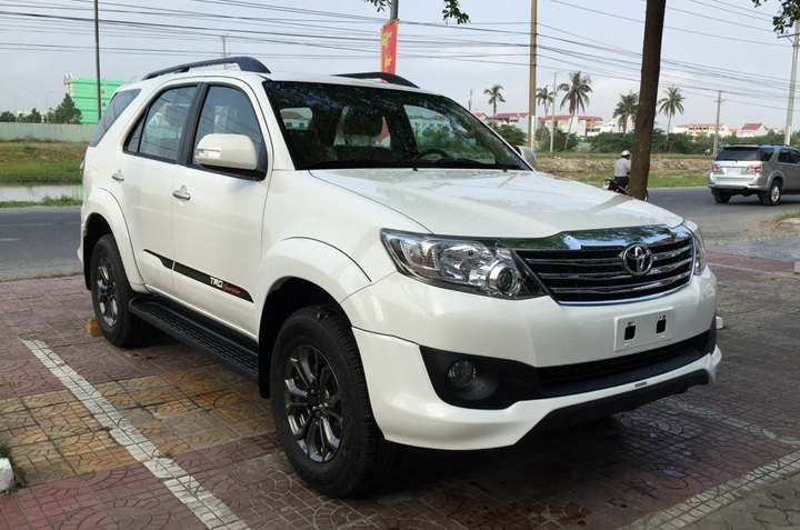 thue-xe-toyota-fotuner-di-chua-huong_du-lich-viet