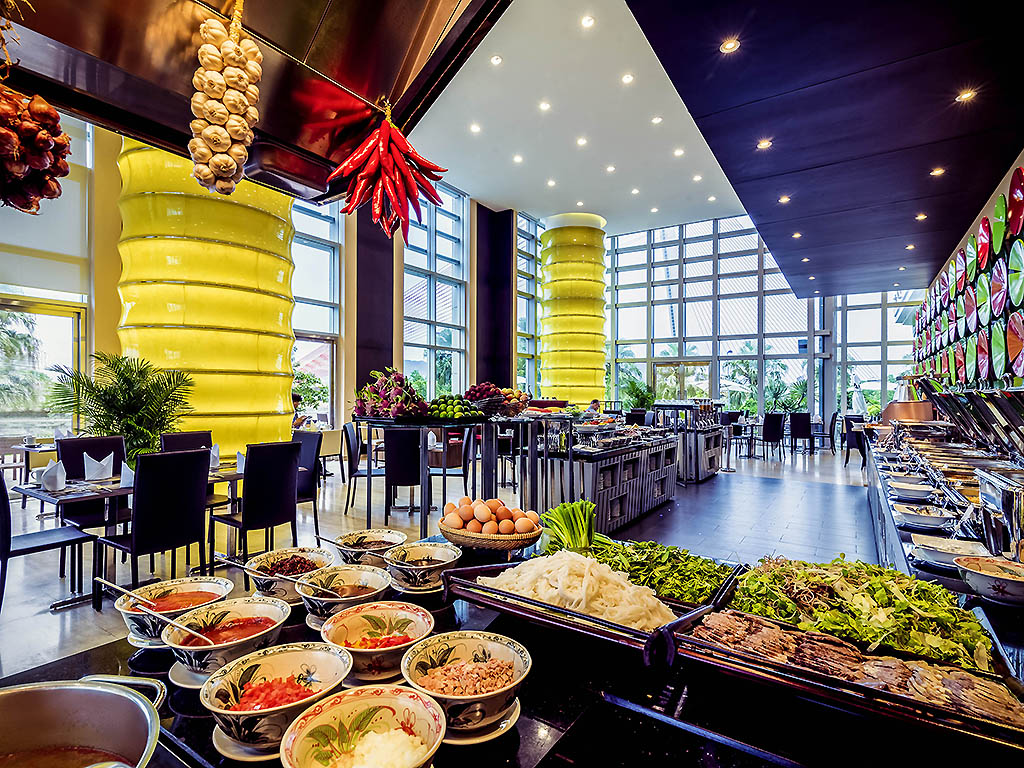 https://dulichviet.com.vn/images/bandidau/images/nha-hang-khac-tai-khach-san-trung-tam-grand-mercure-da-nang(1).jpg