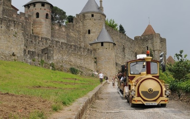 Khám phá thành phố pháo đài cổ Carcassonne khi đi du lịch Pháp