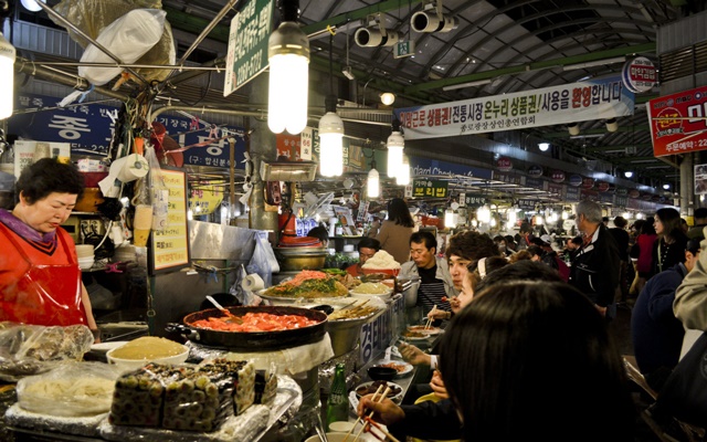 Trải nghiệm mua sắm tại chợ Dongdaemun - khu chợ sầm uất bậc nhất Seoul