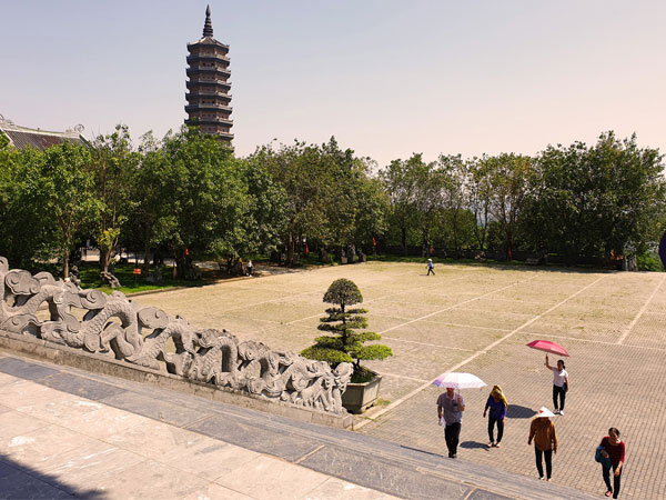 Khuôn viên rộng lớn của chùa Bái Đính