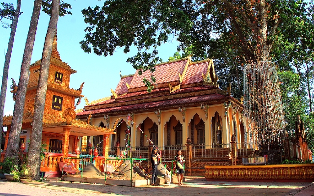 Chiêm ngưỡng kiến trúc Khmer của chùa Pôthi Somrôn khi du lịch Cần Thơ