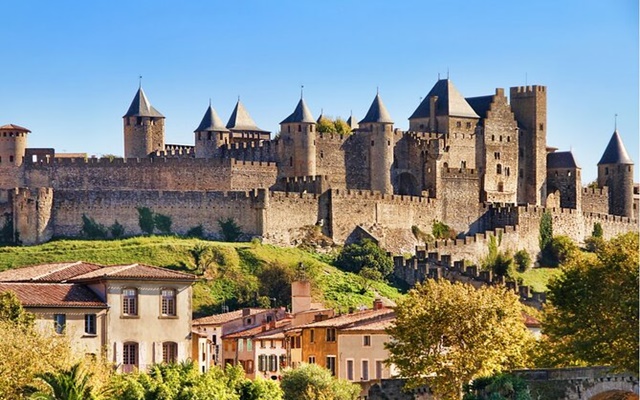 Khám phá thành phố pháo đài cổ Carcassonne khi đi du lịch Pháp