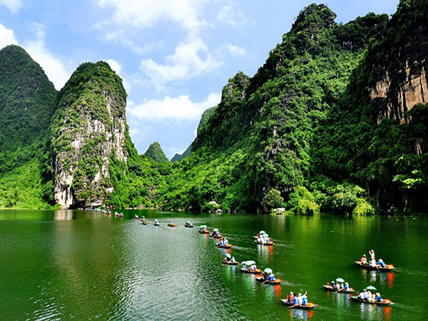 Ninh Bình là một trong những địa điểm tham quan thú vị thu hút lượng khách du lịch đông đảo