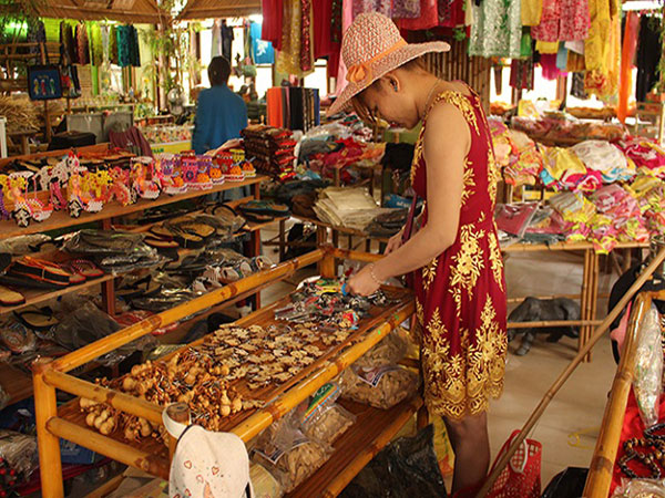 Ninh Bình cũng có nhiều loại đặc sản, đồ lưu niệm để mua về làm quà
