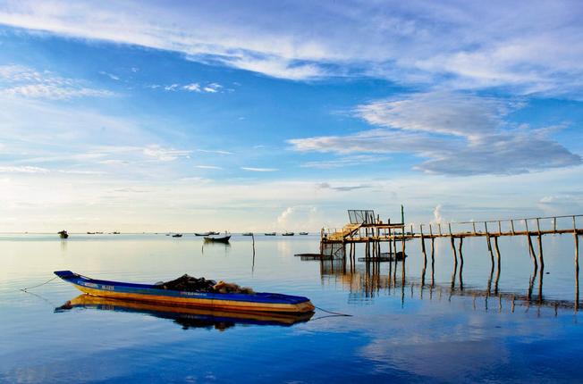 Làng chài Hàm Ninh hiện lên xinh đẹp trong nắng chiều và gió thổi.