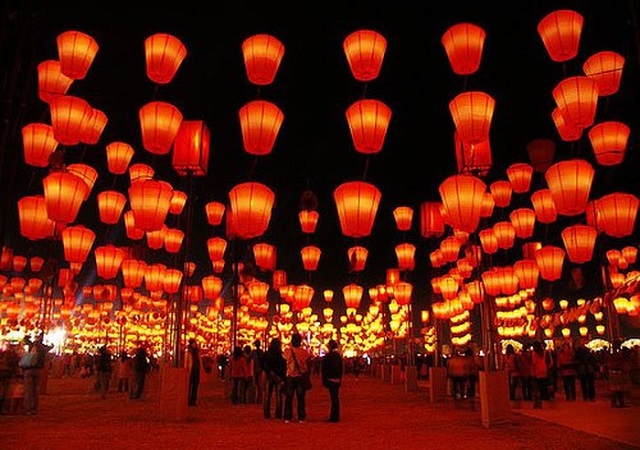Lễ hội trăng rằm ở Trung Quốc diễn ra rất náo nhiệt, vui tươi 