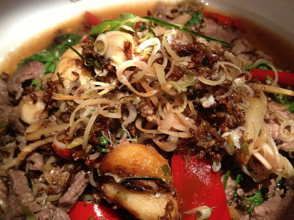 Món ăn kiến đỏ xào thịt bò được người Campuchia rất ưa chuộng 