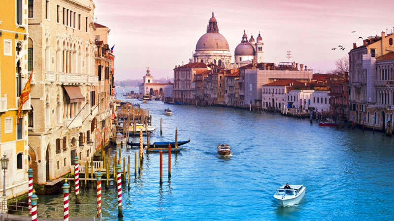 Ngắm cảnh thành phố Venice từ kênh đào