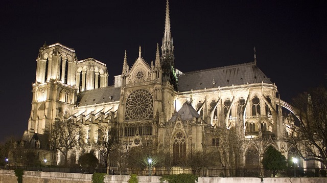 Nhà thờ Đức Bà là địa điểm tham quan rất nổi tiếng tại Pháp
