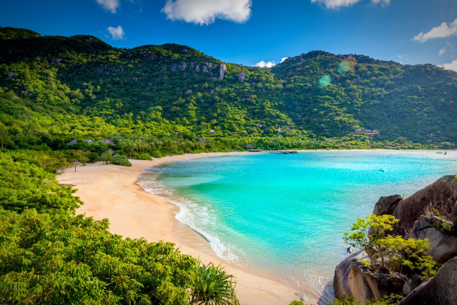 Thành phố Biển Nha Trang trở thành địa điểm du lịch biển nổi tiếng cho kỳ nghỉ hè cho mọi gia đình.