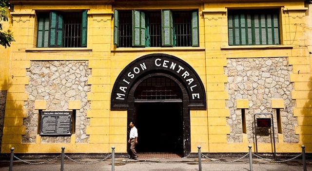 Nhà tù Hỏa Lò là nơi thu hút đông đảo khách du lịch trong và ngoài nước