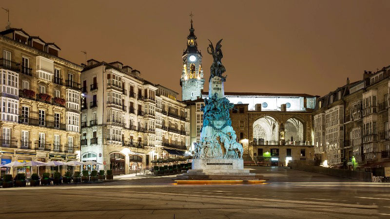 Quảng trường Plaza De La Virgen nằm trung tâm Valencia