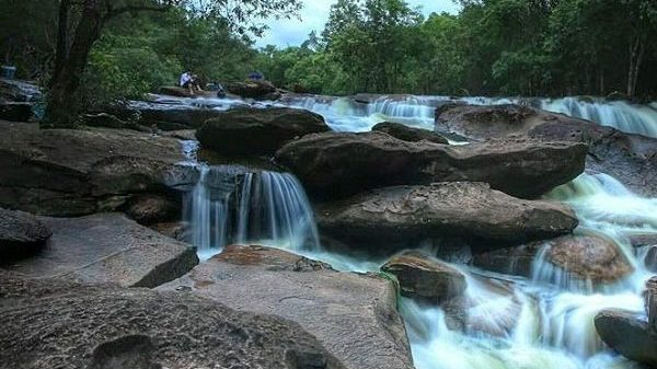 Suối đá bàn là địa điểm du lịch đặc biệt để tụ họp bạn bè, gia đình ăn uống và vui chơi.