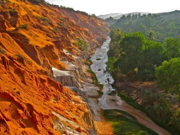 Điểm du lịch suối Tiên Phan Thiết – nơi bạn có thể đi bộ nội ngược dòng con suối Tiên để đến những điểm vui chơi độc đáo.