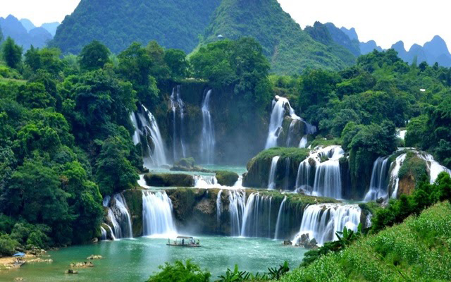 Thác Bạc là một trong những địa điểm chụp ảnh đẹp nhất Việt Nam. Hãy cùng xem hình ảnh của Thác Bạc để tận hưởng vẻ đẹp thơ mộng và hùng vĩ của dòng nước chảy xiết. Thách thức bản thân và đến với các cung đường đến Thác Bạc để thử lòng mình với thiên nhiên tuyệt vời này.