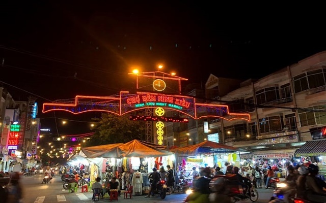 Chợ đêm Ninh Kiều - thiên đường mua sắm, ăn uống nổi tiếng Cần Thơ
