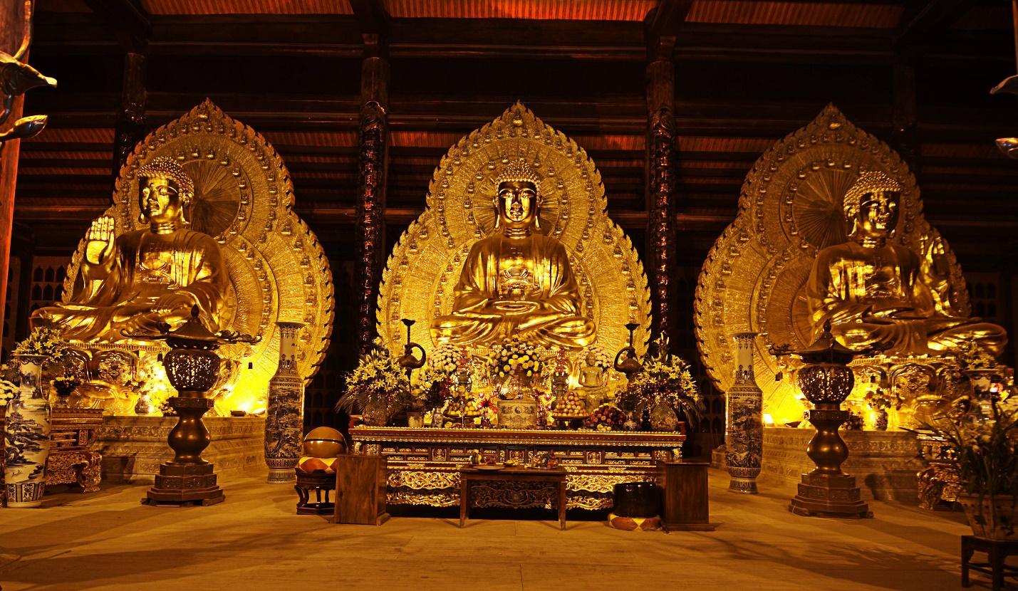 Tượng Phật uy nghiêm bên trong chùa Bái Đính, tại du lịch Ninh Bình