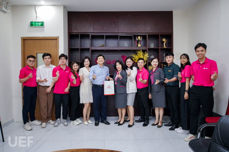 Du Lịch Việt và Trường Đại học Kinh tế - Tài chính TP HCM phát triển mối quan hệ hợp tác bền vững