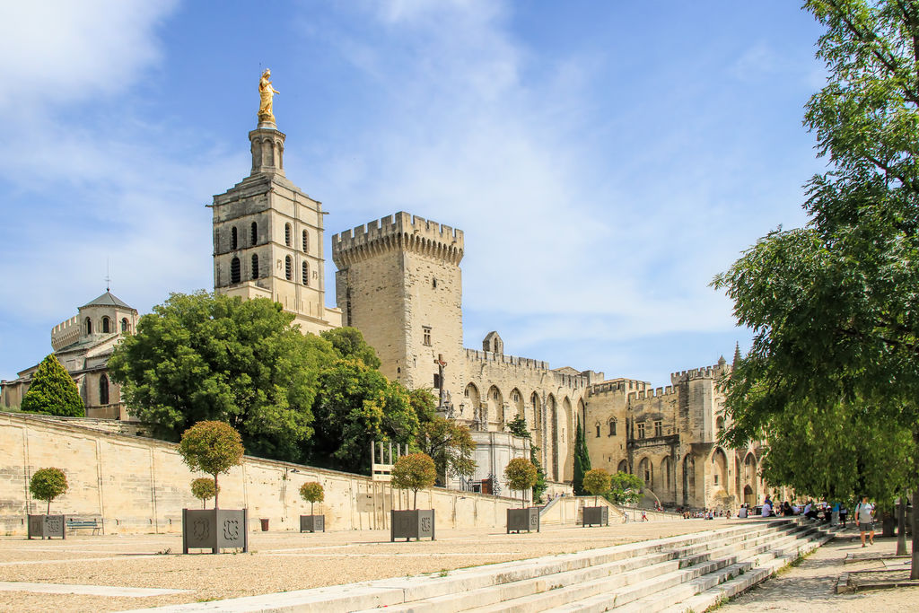 Cuộc sống chậm rãi, êm đềm ở thành phố Avignon ở miền nam nước Pháp