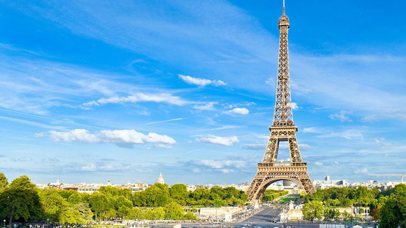 Tháp Eiffel là địa điểm check in hút khách nhất tại Paris