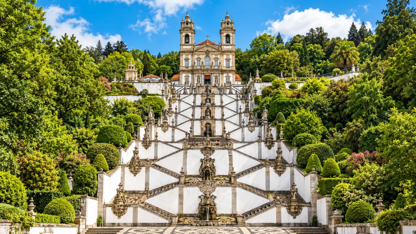 Cầu thang kiến trúc Baroque tại thánh địa Bom Jesus do Monte ở Braga