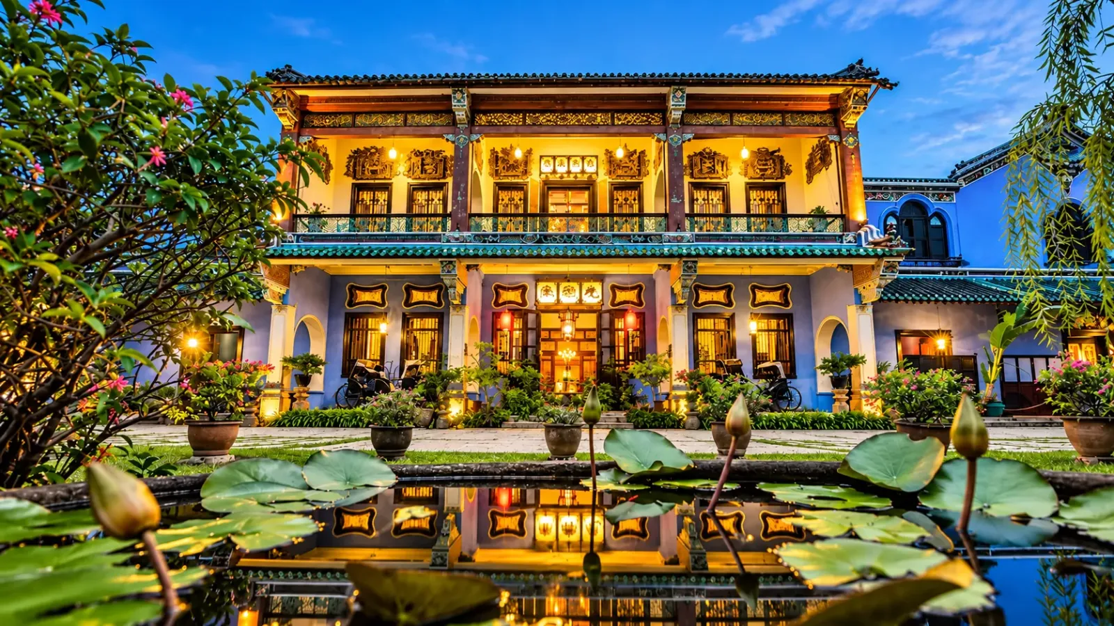 Mặt tiền biệt thự Pinang Peranakan Mansion với kiến trúc lịch sử tại George Town, Penang