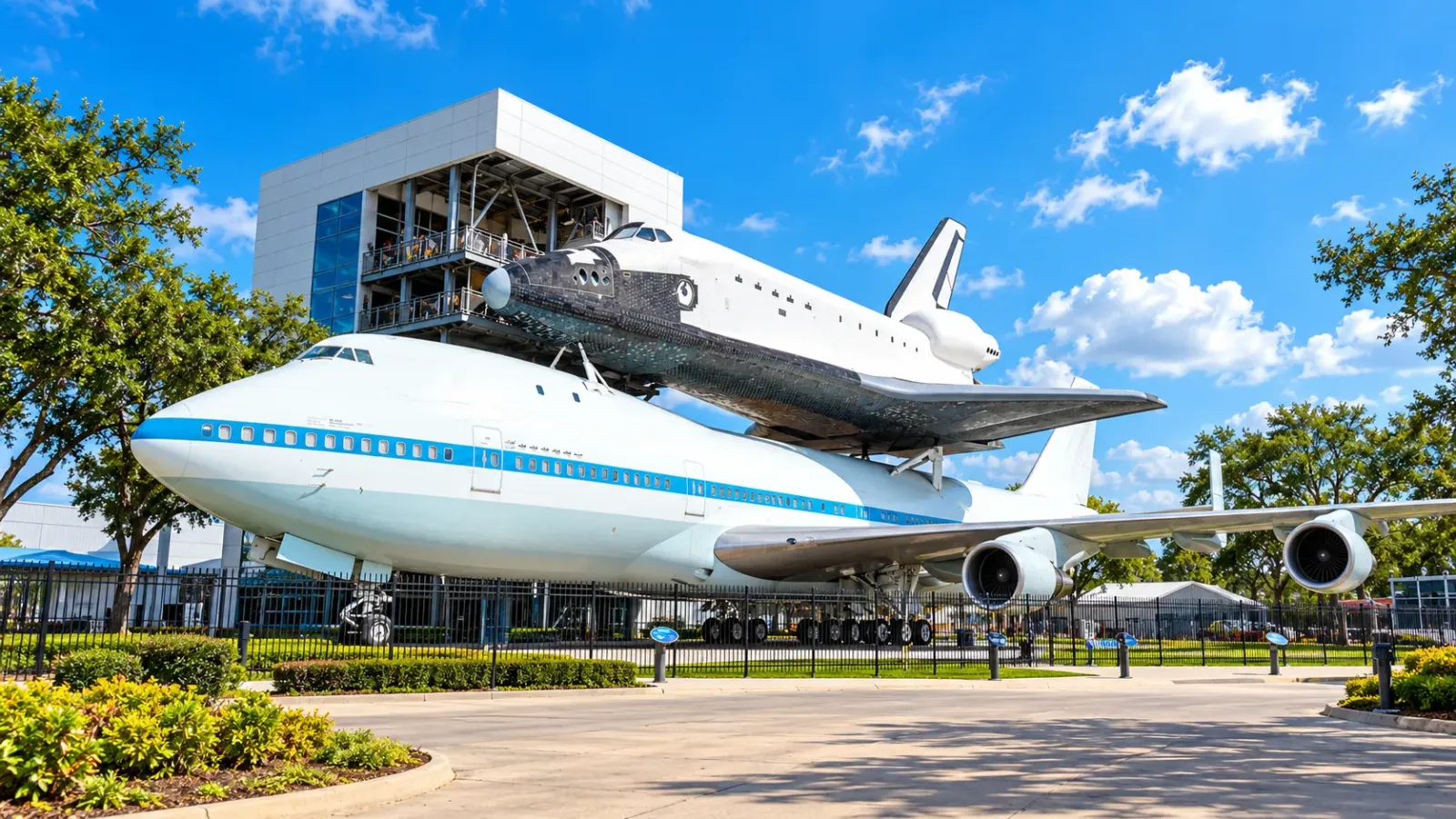 Mô hình tàu con thoi Independence đặt trên máy bay NASA 905 tại Space Center ở Houston