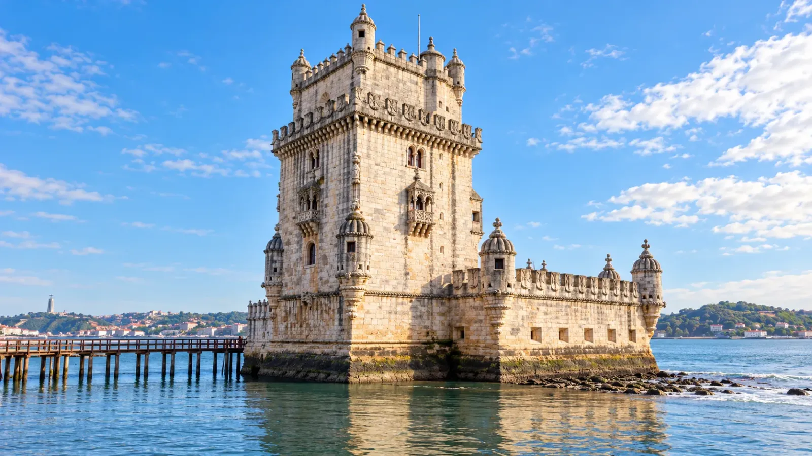 Tháp Belém với kiến trúc đá bên bờ sông Tagus tại Lisbon Bồ Đào Nha