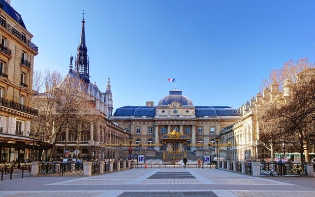 Chiêm ngưỡng kiến trúc đồ sộ của tòa nhà Palais de Justice khi du lịch Bỉ