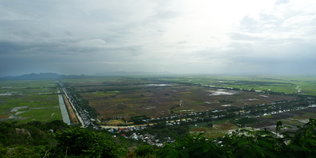 Đi tour An Giang thì không thể bỏ lỡ cơ hội nhìn ngắm mảnh đất này từ trên đỉnh núi Sam.