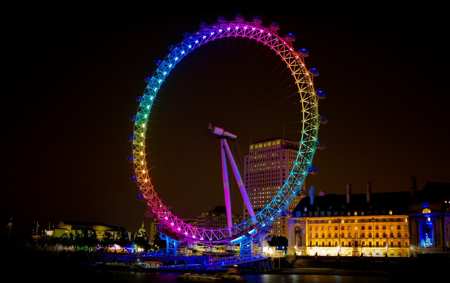 London Eye lung linh, rực rỡ khi màn đêm buông xuống. Tour du lich Anh.