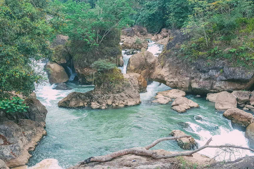 Đi tour Bắc Kạn bạn cũng không nên bỏ qua thác Đầu Đẳng nữa nhé. 