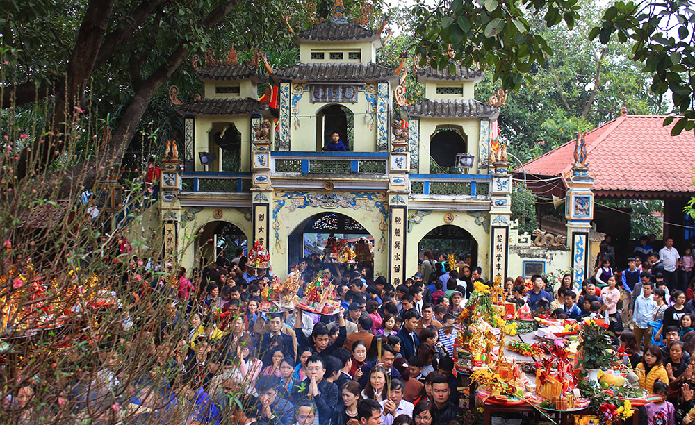 Lê hội đền Bà Chúa Kho lúc nào cũng nườm nượp khách du lịch Bắc Ninh. Tour bac ninh.