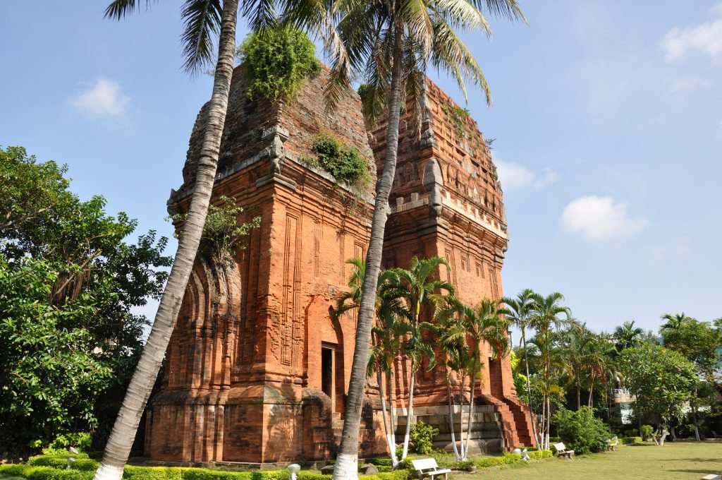 Tháp Đôi - di tích kiến trúc Chăm cổ còn sót lại ở thành phố Quy Nhơn. Tour binh dinh, tour du lich binh dinh. 