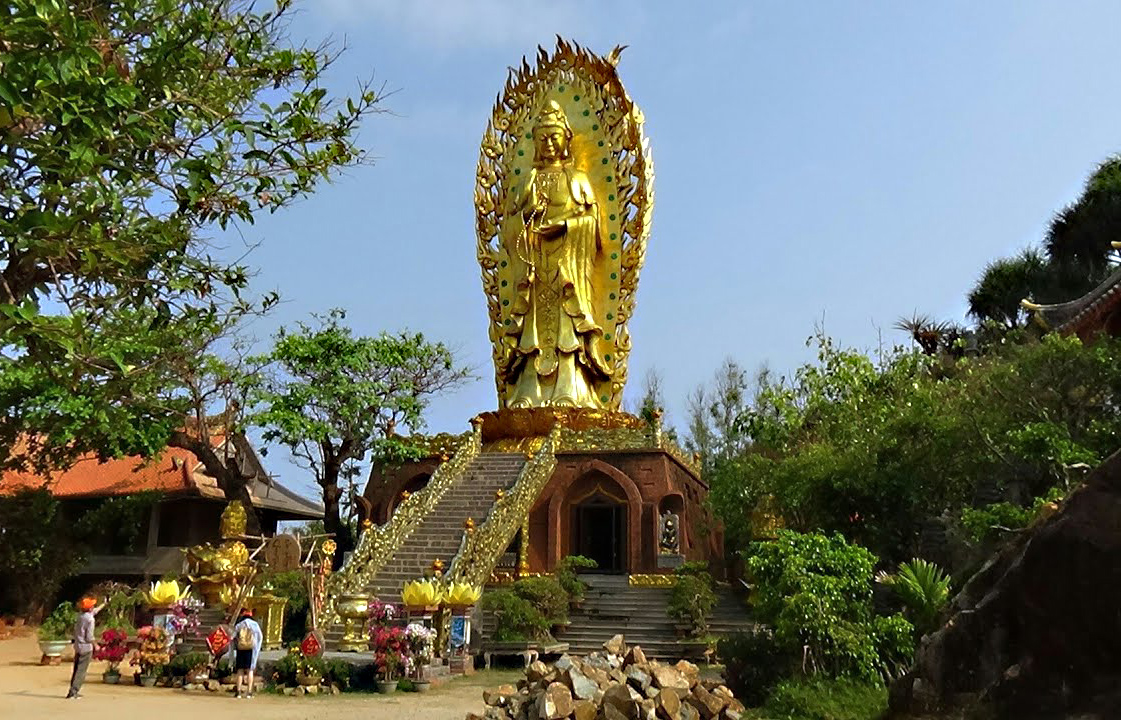 Đi tour Bình Định, bạn nhớ ghé Tịnh xá Ngọc Hòa tham quan luôn nhé. 