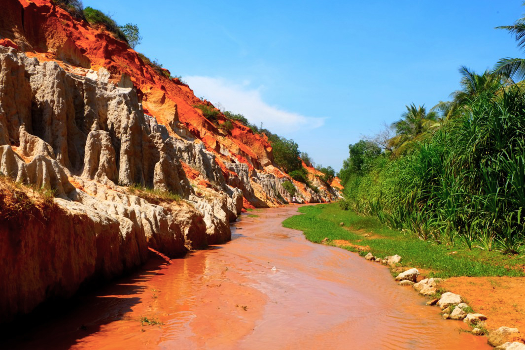 Suối Tiên sẽ chinh phục bạn với vẻ ngoài độc đáo khi bạn đi tour Bình Thuận đến đây. 