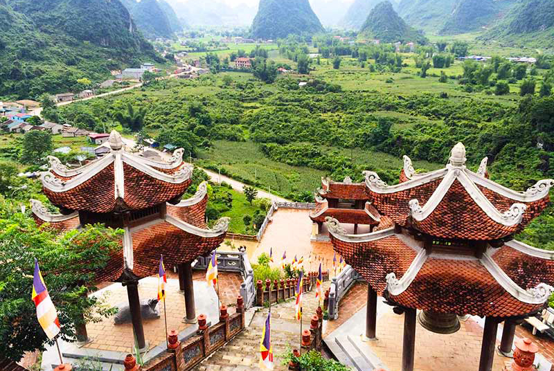 Từ chùa Phật Tích Trúc Lâm, bạn có thể nhìn thấy thác Bản Giốc ẩn hiện xa xa. Tour du lich Cao bang.